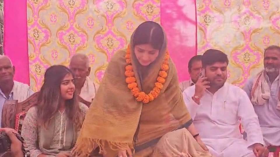 akhilesh yadav daughter Aditi Yadav also reached Mainpuri to campaign with her mother and MP Dimple Yadav