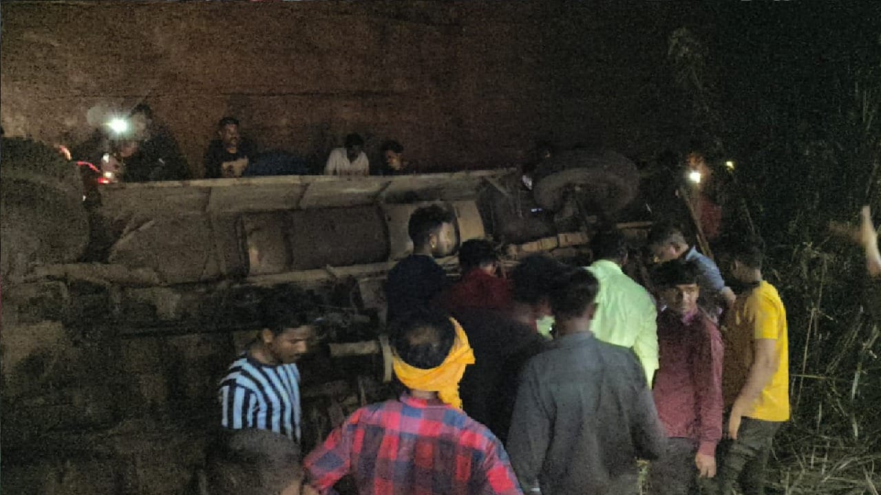 खदान में गिरी बस