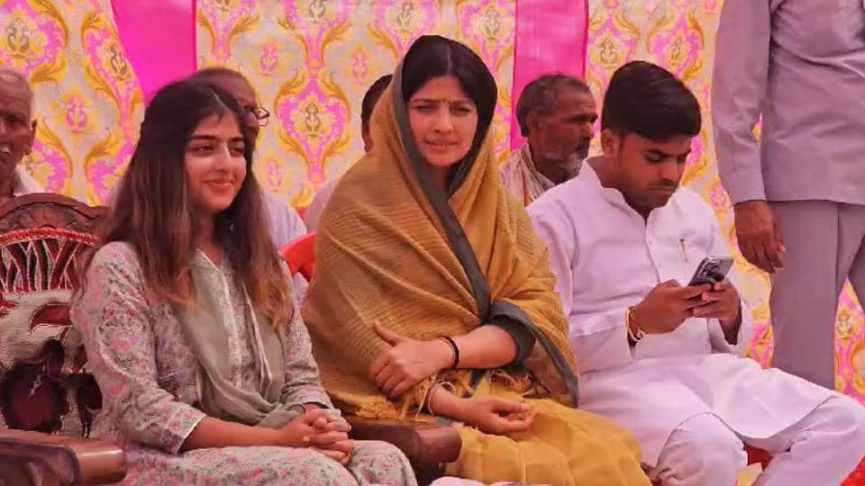 akhilesh yadav daughter Aditi Yadav also reached Mainpuri to campaign with her mother and MP Dimple Yadav