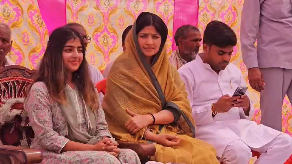 akhilesh yadav daughter Aditi Yadav also reached Mainpuri to campaign with her mother and MP Dimple Yadav