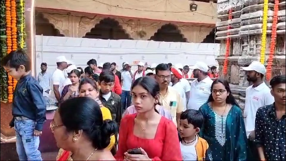मां महामाया देवी मंदिर में श्रद्धालु