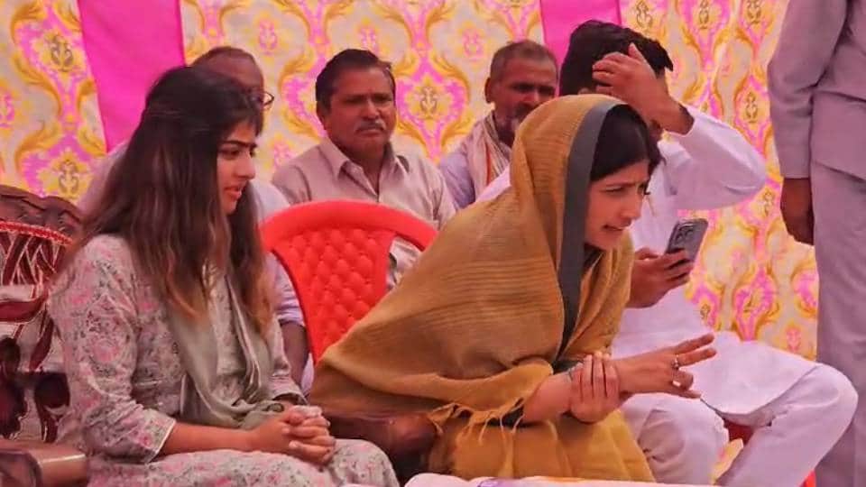 akhilesh yadav daughter Aditi Yadav also reached Mainpuri to campaign with her mother and MP Dimple Yadav