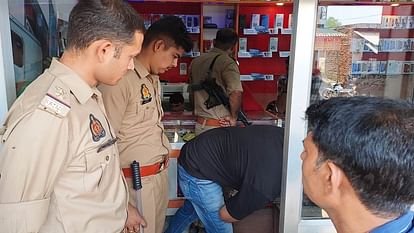A young man sleeping at a mobile shop went missing