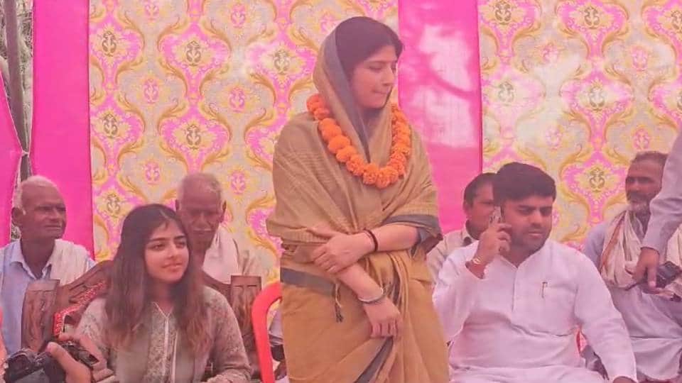 akhilesh yadav daughter Aditi Yadav also reached Mainpuri to campaign with her mother and MP Dimple Yadav