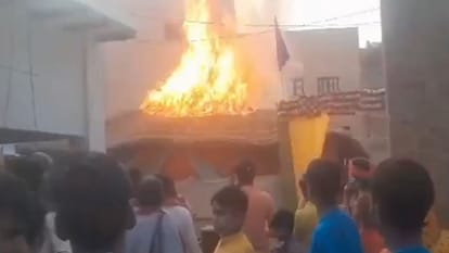 Hathtras News: महायज्ञ की कुटिया में शॉर्ट सर्किट से लगी भीषण आग, मची अफरा-तफरी, जलकर सब हुआ खाक A massive fire broke out due to short circuit in Mahayagya hut