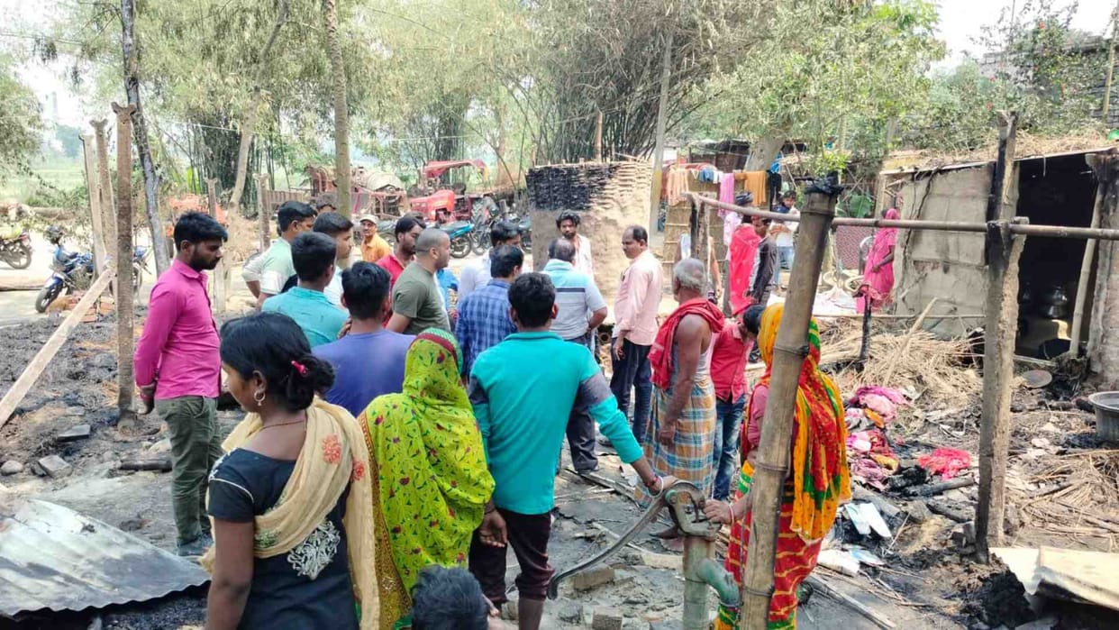 Bettiah: Six houses burnt to ashes in Madhopur and Majhaulia of Bettiah.