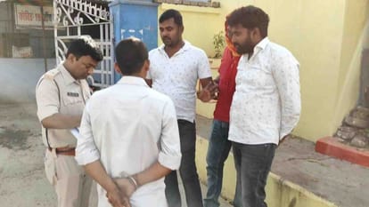 Begusarai News: पेड़ से लटका मिला युवक का शव, परिजनों ने जताई हत्या की आशंका, मामले की जांच में जुटी पुलिस Begusarai News: Dead body of a young man who left home with a bike found hanging from a tree.