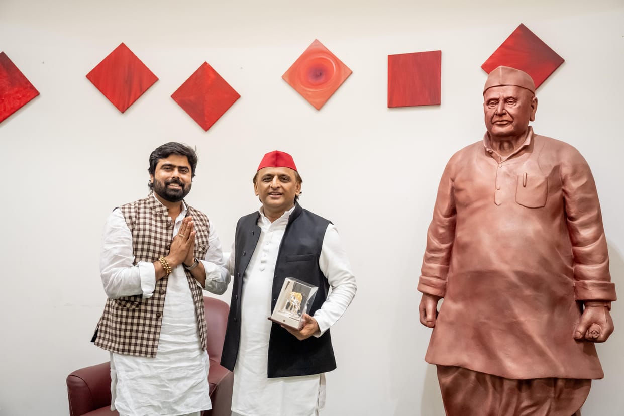 Amit Sharma has left BSP and joined SP and met Akhilesh Yadav in Lucknow