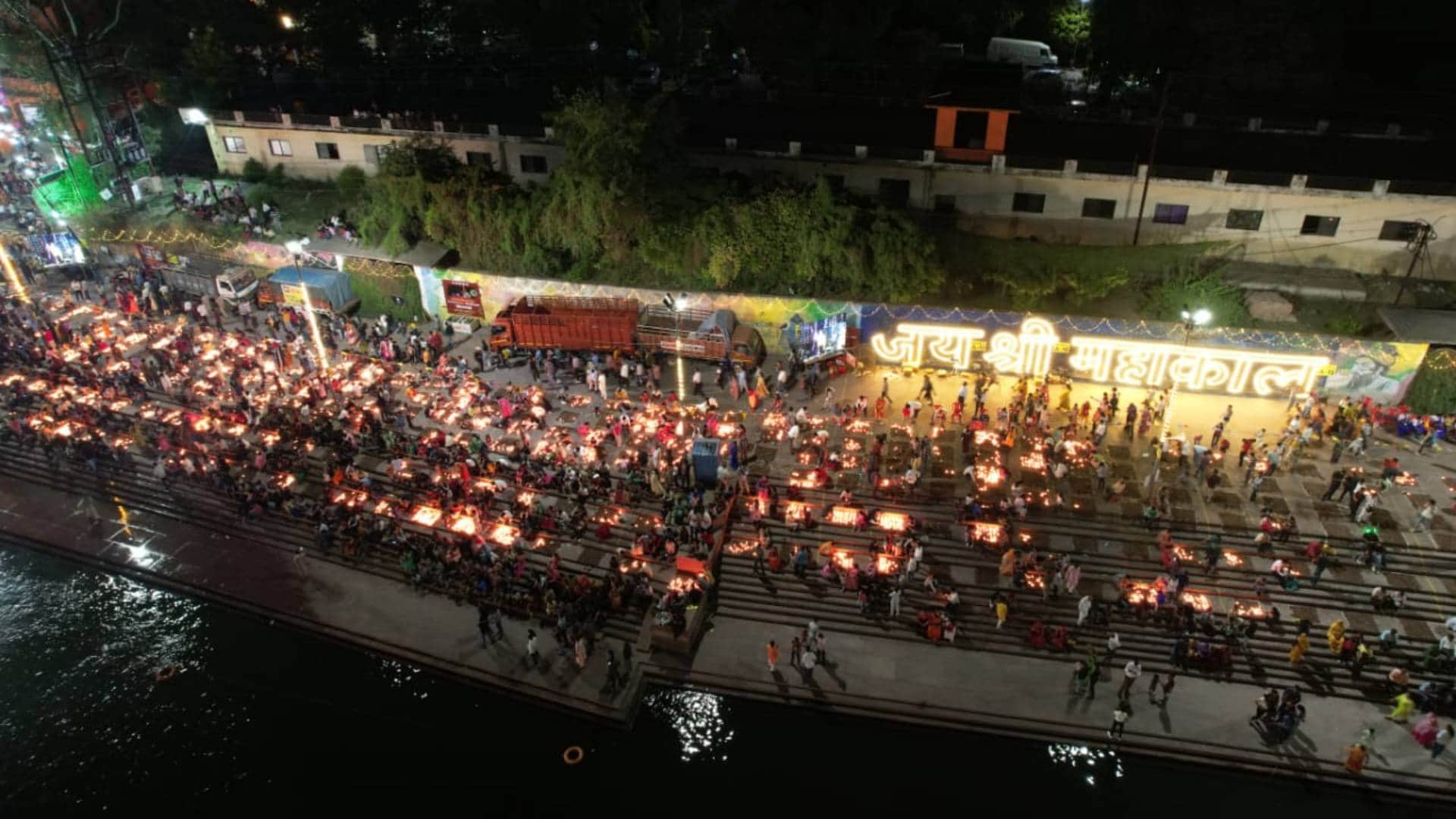 Shiv Jyoti Arpanam Ujjain Shipra ghats illuminated with five lakh 51 thousand lamps see photos