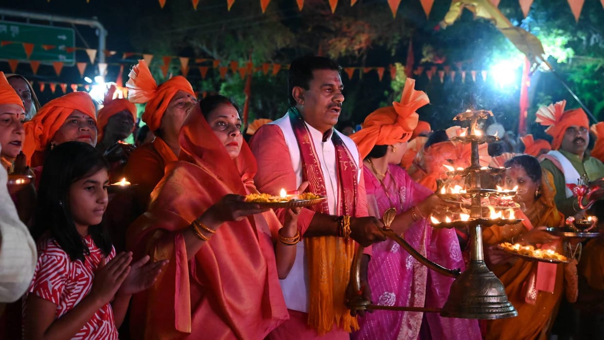 Bhopal New Year started with grand Maha Aarti of Ramlala thousands of citizens attended the event
