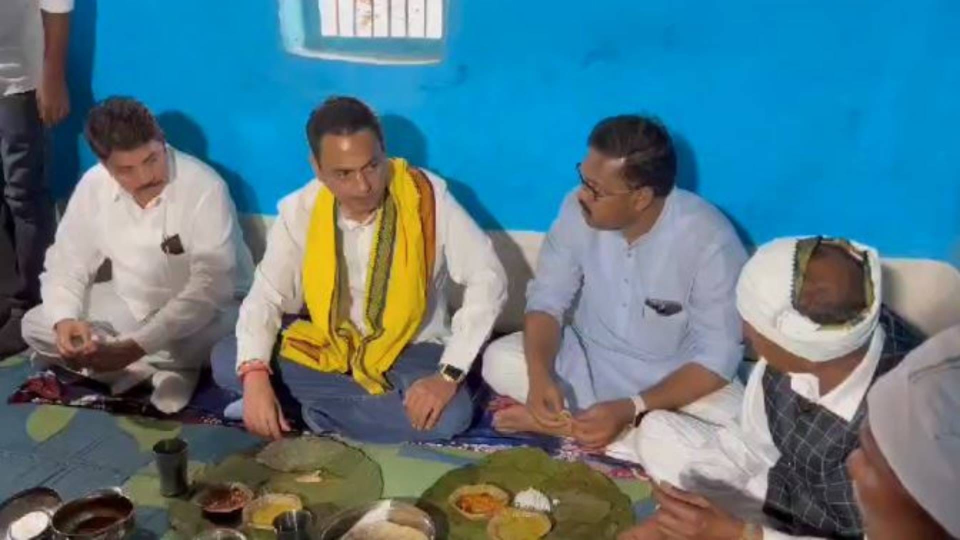कार्यकर्ता के घर भोजन करते हुए सांसद नकुलनाथ