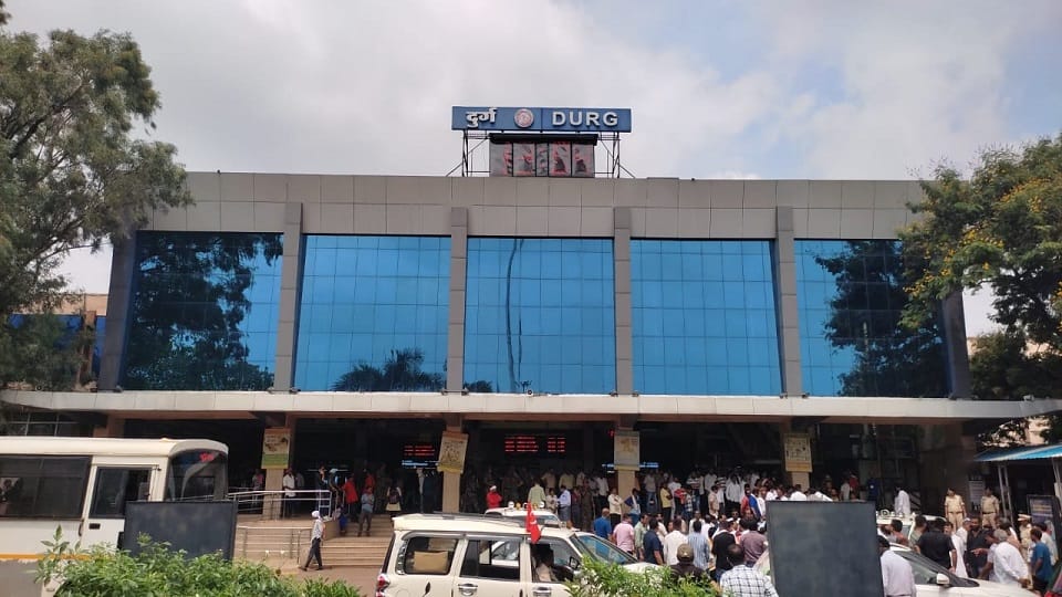 नाराज पति ने पत्नी को दूसरी ट्रेन में बैठाया