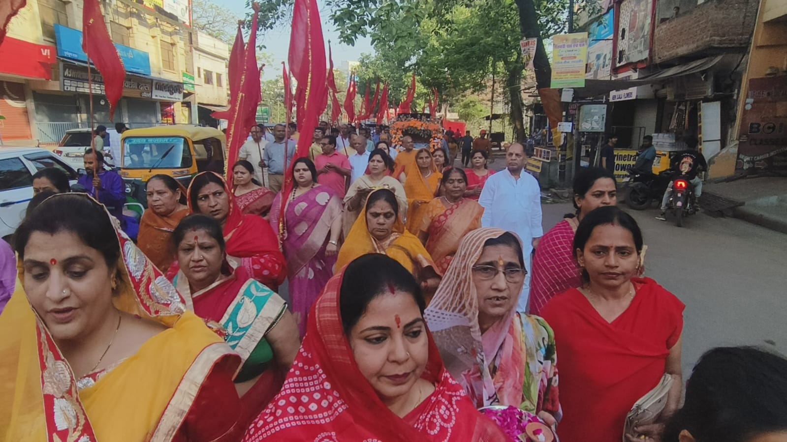 Navratri 2024 Maa durga shailputri puja in varanasi see latest photos of navratri