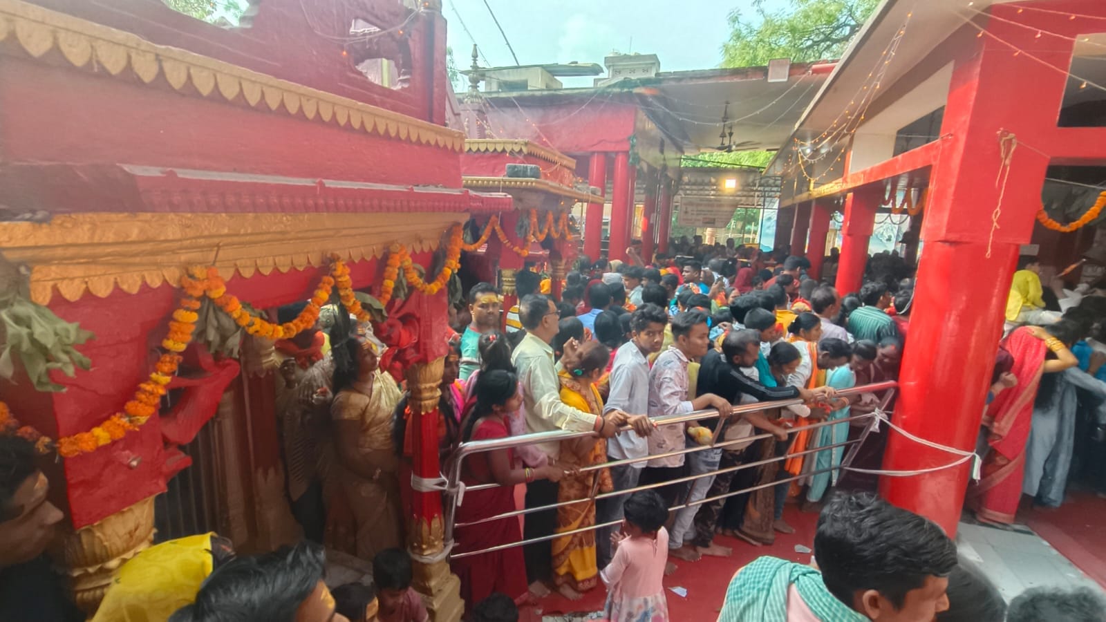 Navratri 2024 Maa durga shailputri puja in varanasi see latest photos of navratri