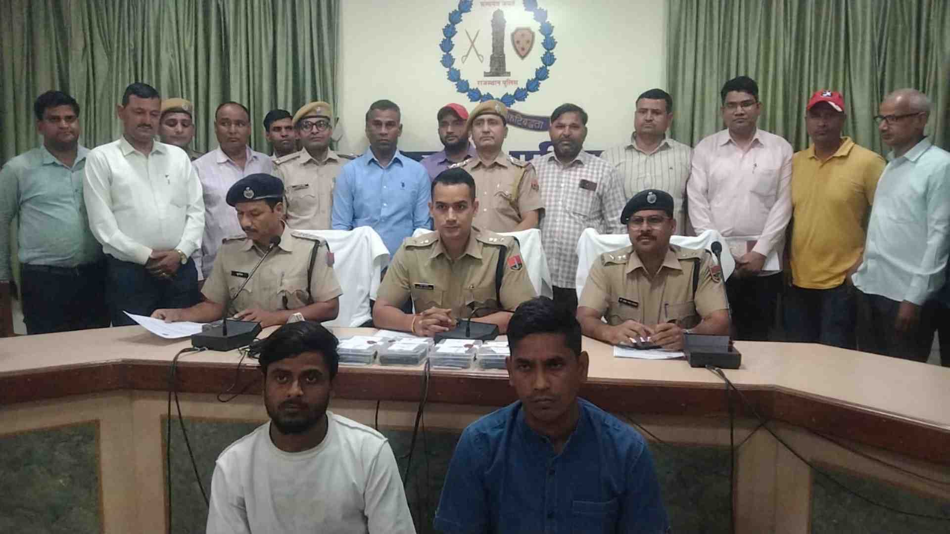 पुलिस की गिरफ्त में आरोपी।