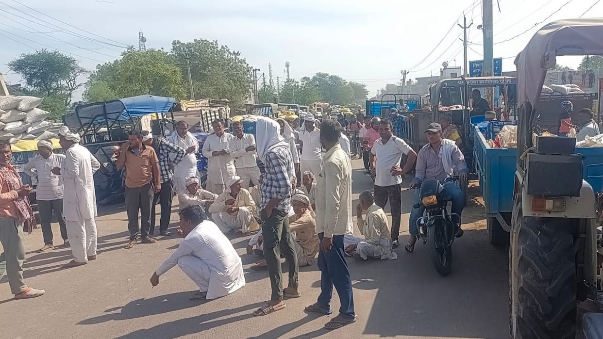 commission agents get upset over five percent GST, stopped purchasing and blocked market gate In Bhiwani