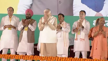 पीएम मोदी पहली बार पहुंचे पीलीभीत, बांसुरी से किया गया स्वागत