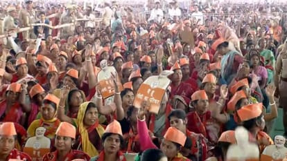 पीएम मोदी पहली बार पहुंचे पीलीभीत, बांसुरी से किया गया स्वागत