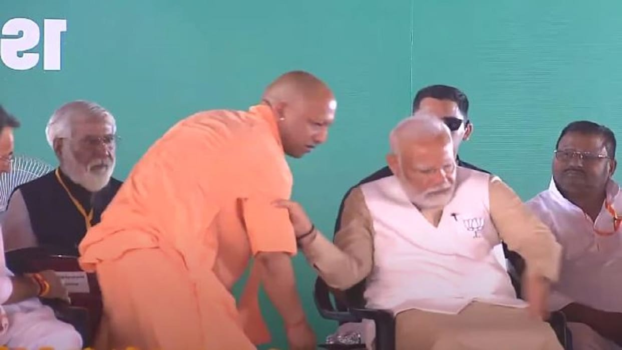 pm narendra modi gave repect cm yogi adityanath in Pilibhit rally