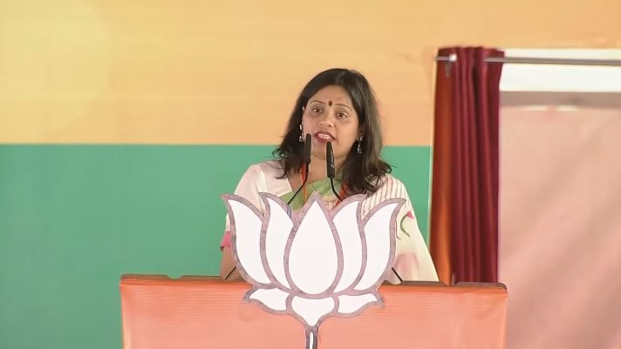 CM Yogi welcomed PM Modi in Pilibhit by presenting him flute