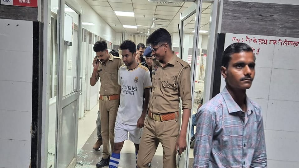 Fighting between doctors and attendants in Saifai Medical College