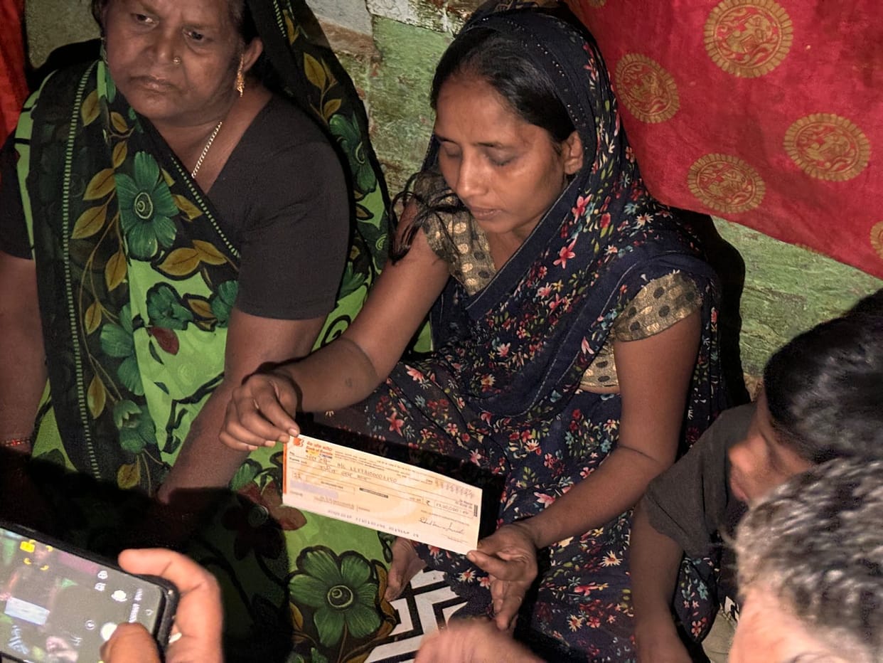 Varanasi sweeper death case of 19 lakh check give wife