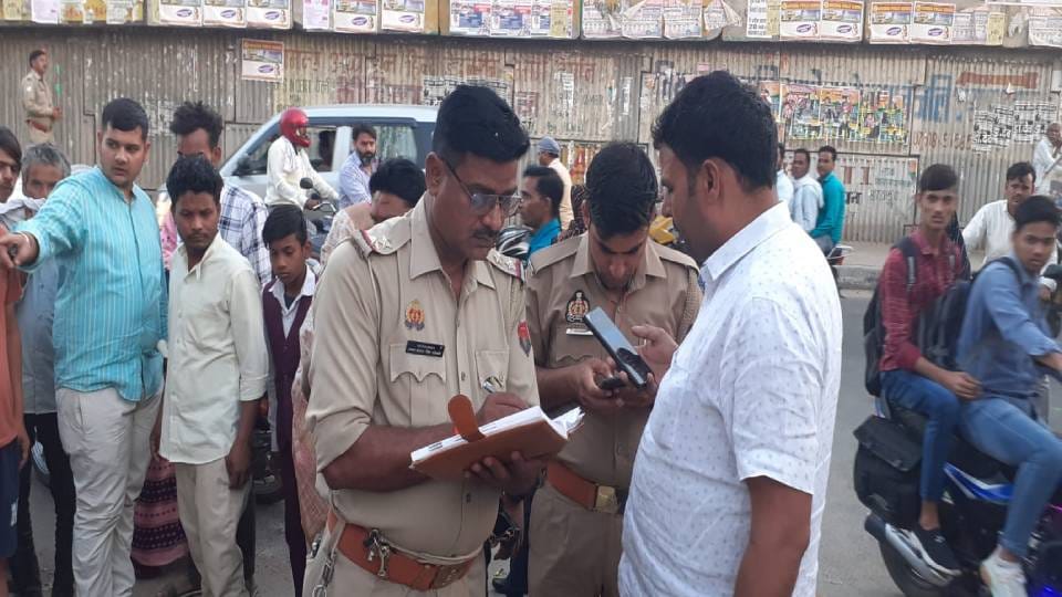 Dead body of youth found lying on roadside in Firozabad Police investigating