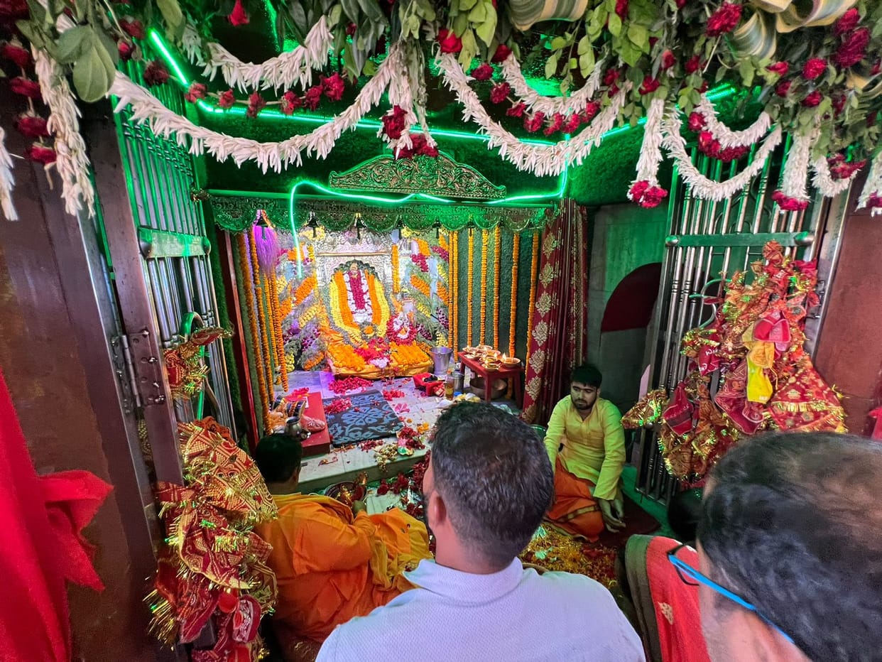 Navratri 2024 Mau famous temple Maa Shitala Dham devotees offerd puja