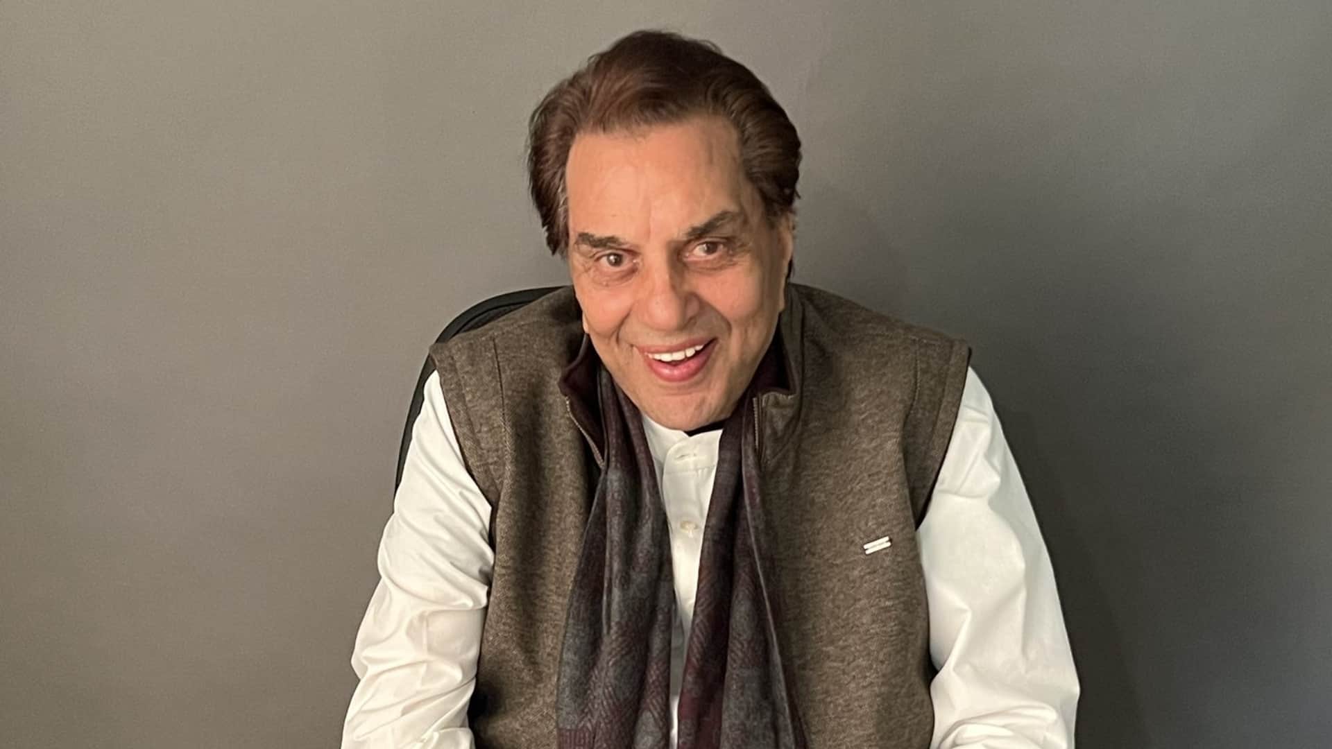 Dharmendra shares picture with late actor Ashok Kumar and takes autograph
