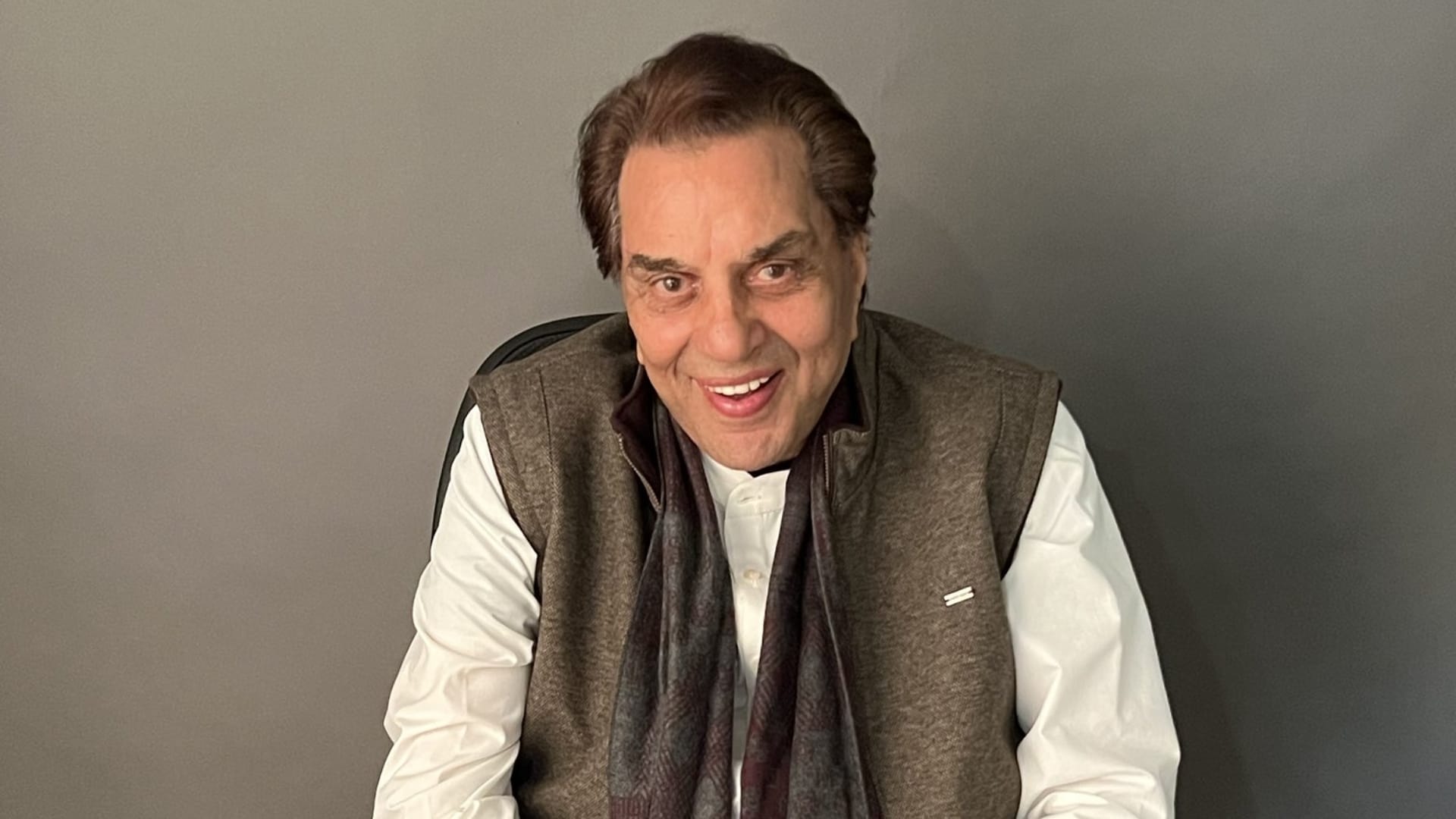 Dharmendra shares picture with late actor Ashok Kumar and takes autograph