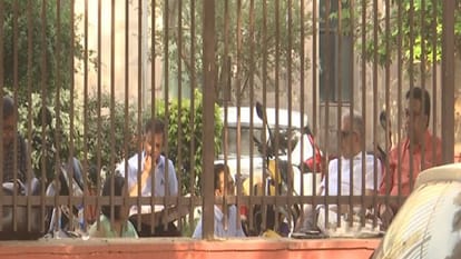 TMC: पूरी रात पुलिस थाने में धरने पर बैठे रहे टीएमसी नेता, चुनाव आयोग के बाहर से लिए गए थे हिरासत में TMC leaders detained by delhi police sat on night long protest in station demand change cbi ed nia chief