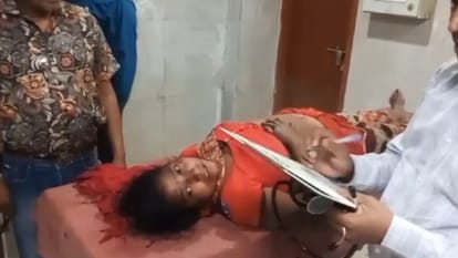 Lakhimpur Kheri News: महिला ने चौकी प्रभारी इंचार्ज पर लगाया जहर खिलाने का आरोप, सड़क पर हुई बेहोश Woman accused inspector of feeding her poison in Lakhimpur kheri