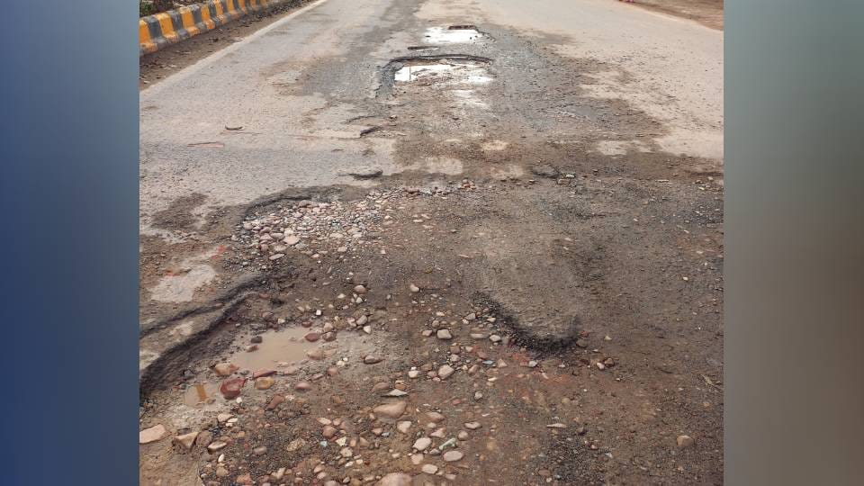 Road being made so hollow that they turn into potholes within a year in Agra