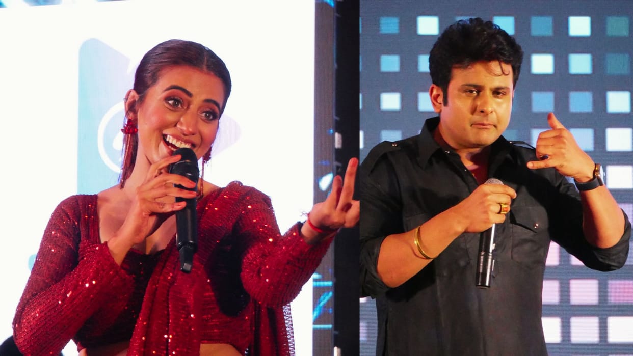 Akshara Singh and Sanket Bhosle created a stir at Bhojpuri Night in Kashi