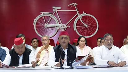 सपा का घोषणा पत्र: मनरेगा मजदूरी बढ़ाकर 450 करेंगे, लड़कियों को KG से PG तक मुफ्त शिक्षा Samajwadi Party chief Akhilesh Yadav launches the party manifesto, for Lok Sabha elections in Lucknow