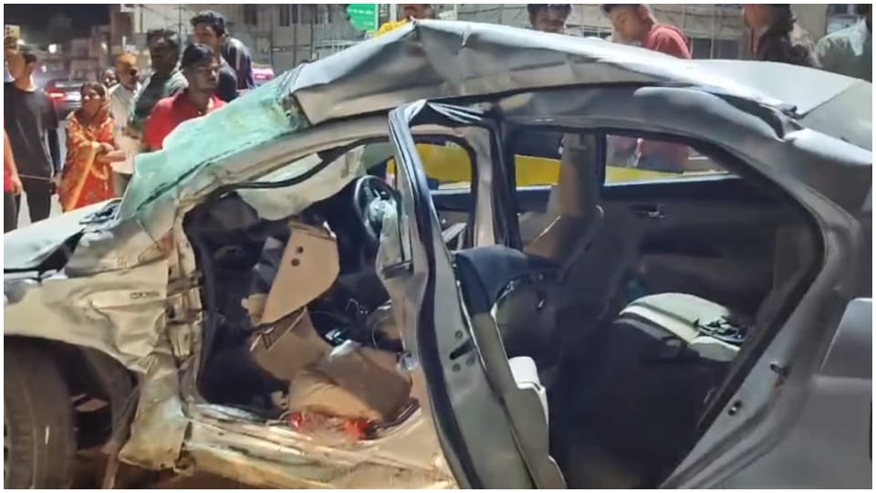 Alwar News: More than five people injured in collision between two cars