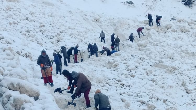 भैरव गदेरे में टूटे हिमखंड तीन दिन में खुलेगा रास्ता