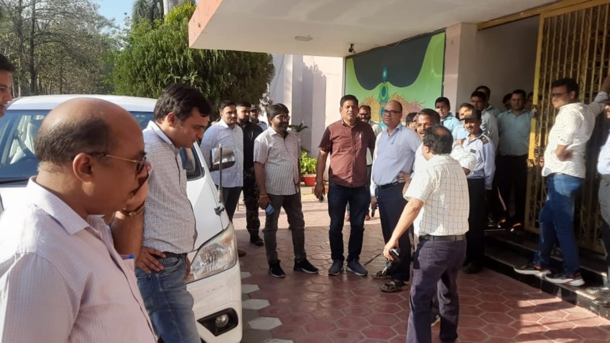 Teachers surrounded the registrar for three hours in Ruhilkhand University
