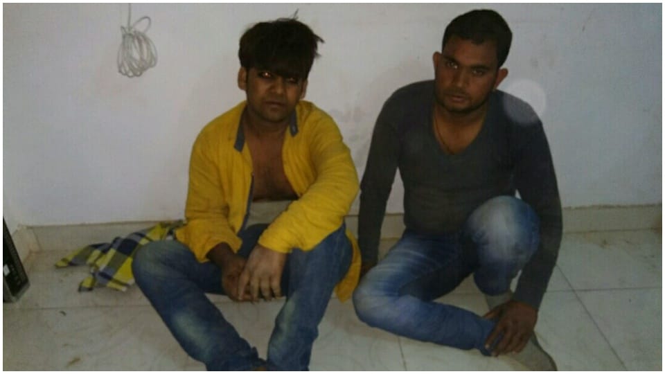 पुलिस गिरफ्त में आरोपी।
