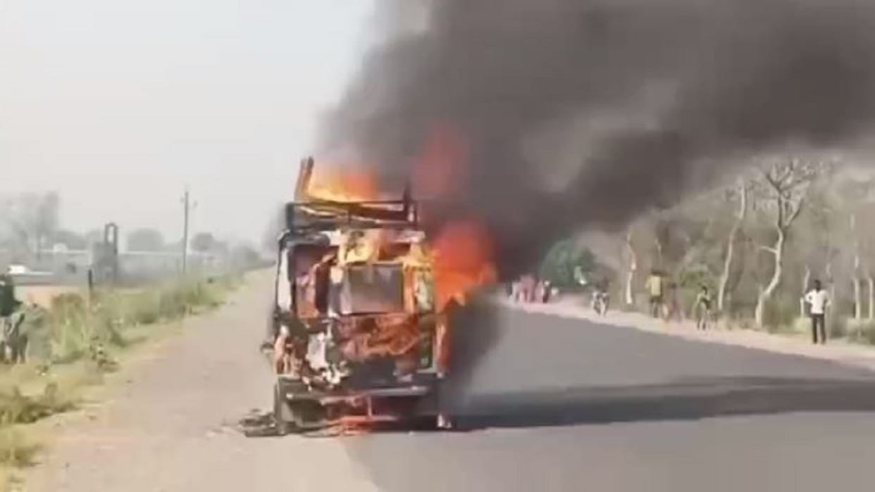 Young man sets fire to his vehicle on the highway in Shahjahanpur