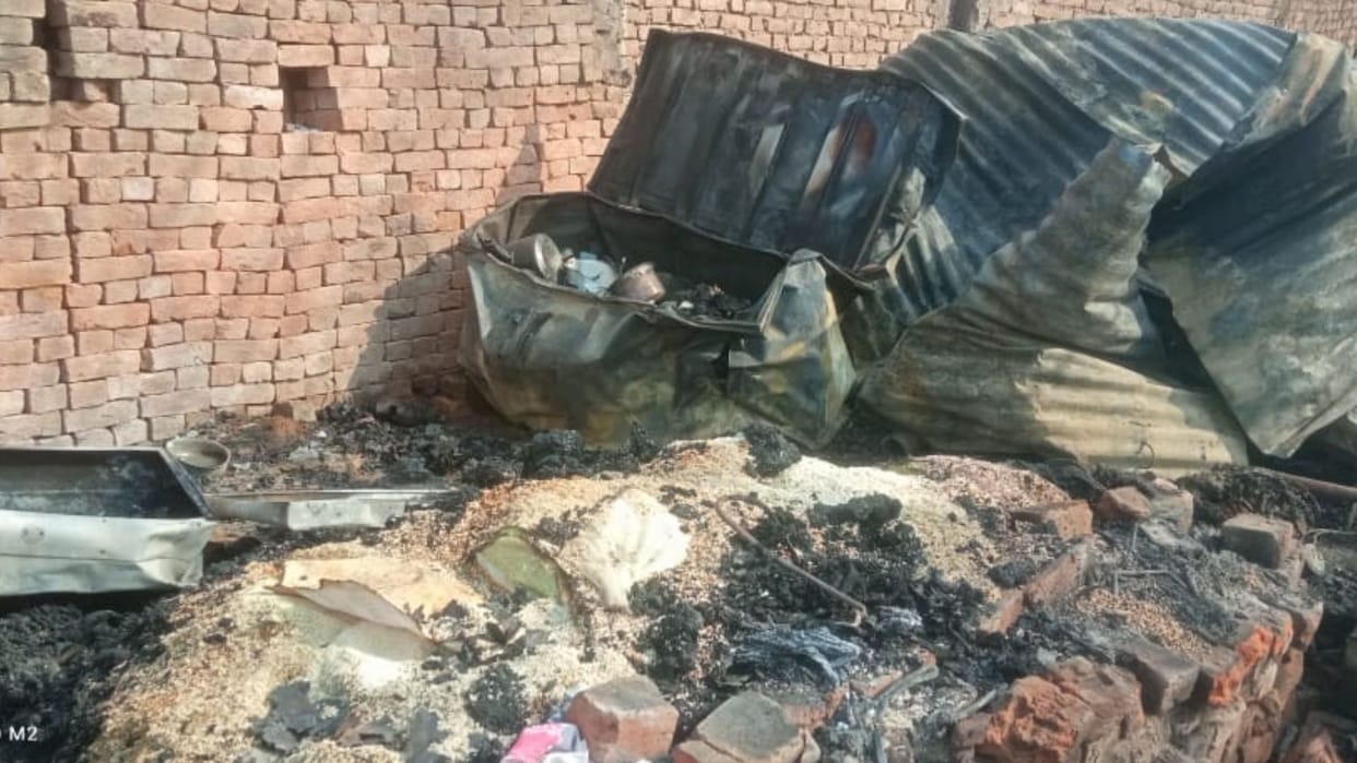 Cylinder burst kitchen of 26 families house reduced to ashes in sonbhadra