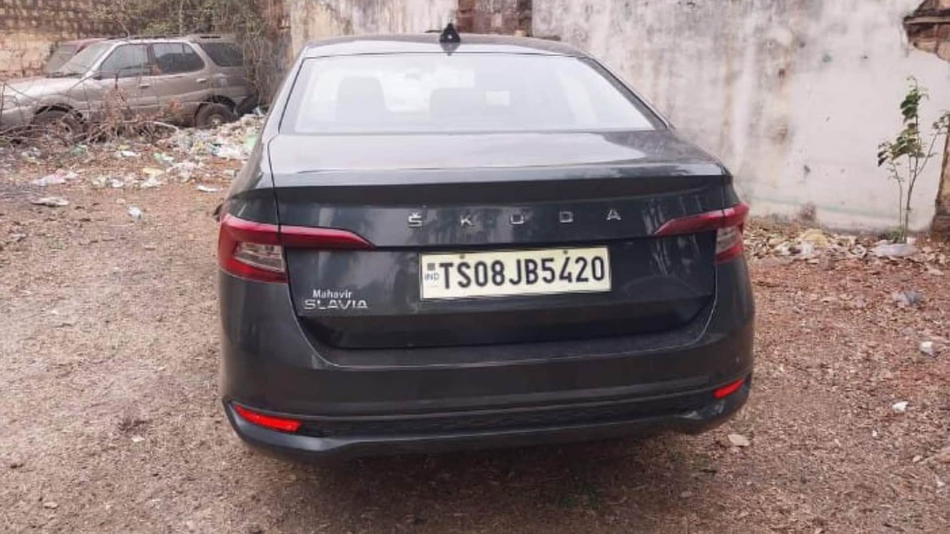 गुना में इस कार ने तीन लोगों को रौंद दिया।