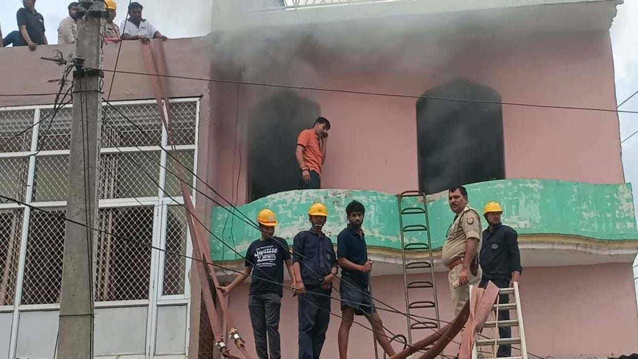 Auraiya: Loss worth lakhs due to fire in hosiery clothes warehouse