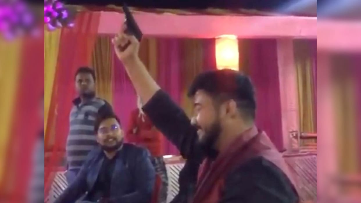 SP City gave investigation instructions of viral Video youth firing harshly in azamgarh