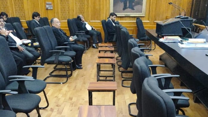 DY Chandrachud Interrupting Solicitor General Tushar Mehta on Seating Junior Lawyers In Courtroom