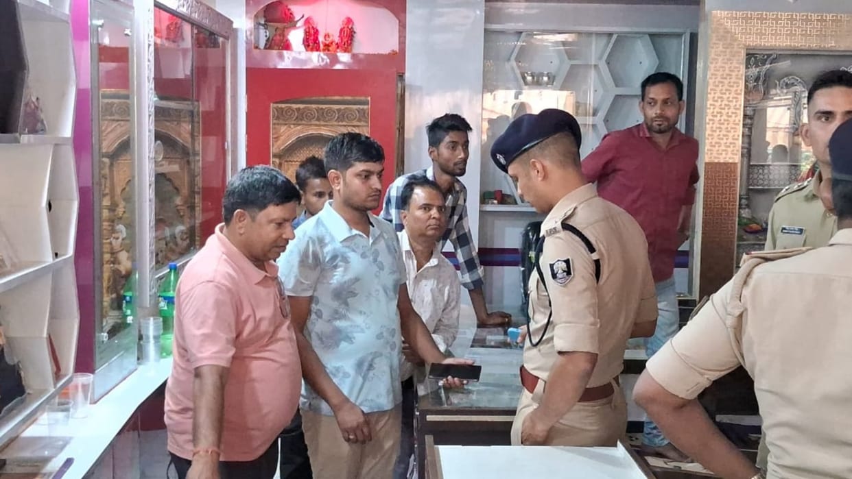 Criminals posing as customers looted jewelry worth Rs 50 lakh