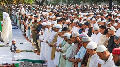 Eid in Jammu Kashmir: जम्मू-कश्मीर और लद्दाख में धूमधाम से मनया जा रहा ईद का त्योहार, नमाजियों ने अता की नमाज Eid will be celebrated today in Jammu-Kashmir and Ladakh