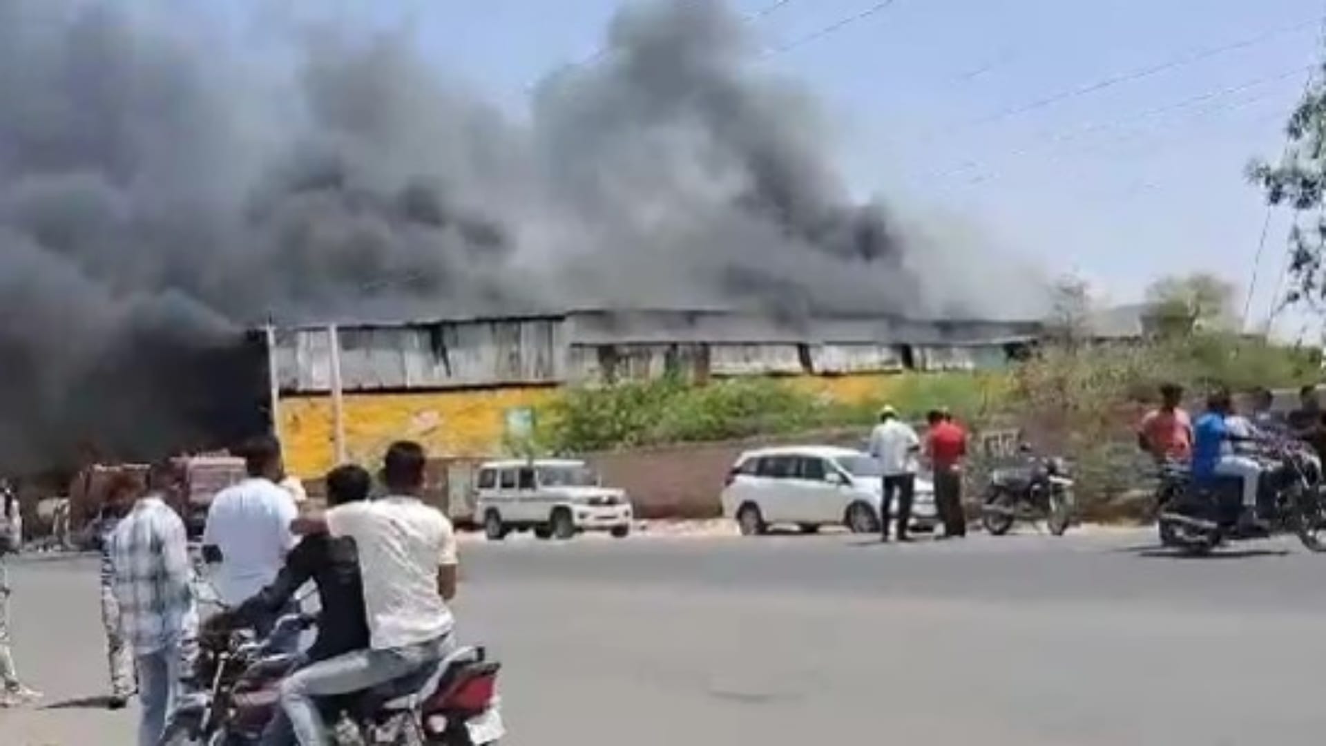 कबाड़ गोदाम से भारी मात्रा में उठता धुआं