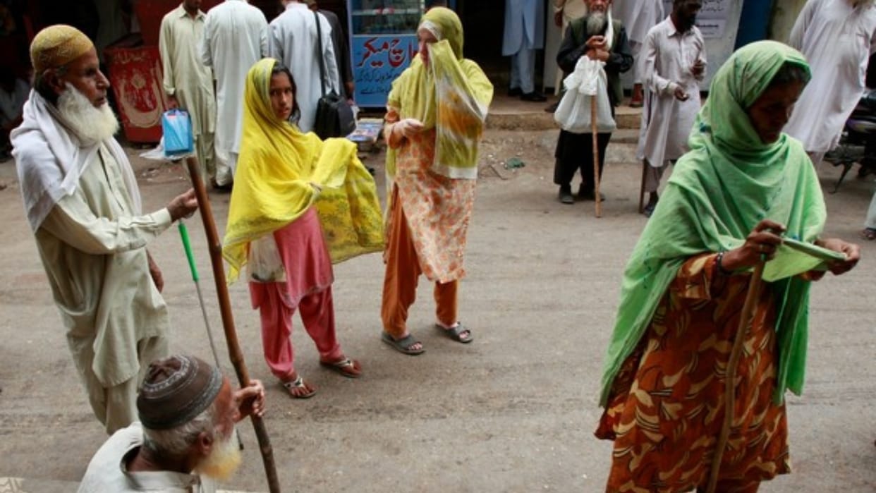 Ramazan rush Over 4 lakh beggars flood Karachi streets; crime spikes