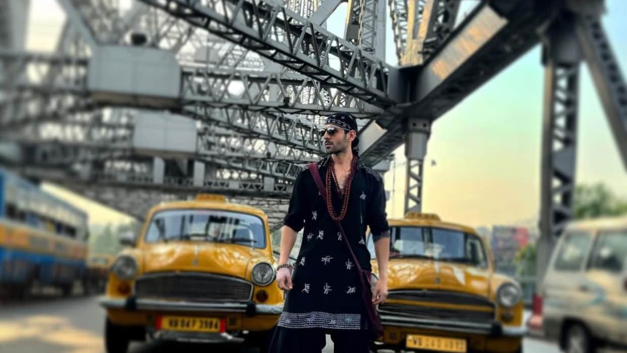 Bhool Bhulaiyaa 3 Actor Kartik Aaryan Spotted Howrah Bridge as Rooh Baba poses amidst taxis on Kolkata